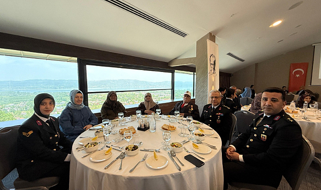 Sakarya Jandarma Anneler Günüde Şehit Anneleri Unutmadı.